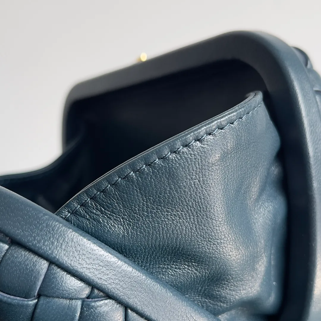 Batch 1860 BV Knot | The classic return of the evening bag. Original leather ➕ Stainless steel hardware ➕ 24k real gold plating ➕ Fully handmade. Those who know the history of our brand should have heard that the knot is a story of Bottega Veneta, and it is also one of the more important design elements. Matthieu Blazy's work this season sublimates Knot's classics, with a new knot design and a woven shoulder strap, plus Fouland Intreccio's weaving technology, adding some fashion to the retro and nostalgic feel of the past. Style number: 717622 Size: 20.5*6*12.5